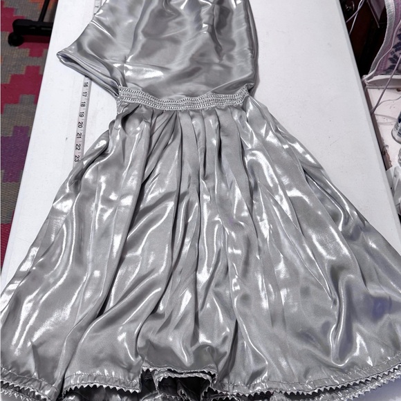 Ladies silky garara/flare pants. Fits medium to XL 46. Length 39. - Picture 2 of 4